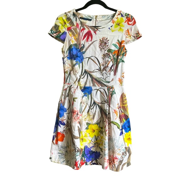 Elegant Les Copains Blue Label Floral A-Line Short Sleeve Mini Dress in White - Picture 1 of 7